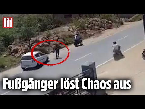 Auto schrammt haarscharf an Fußgänger vorbei | Indien