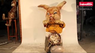 preview picture of video 'Wielkanocna pani zając stojąca z koszykiej pełnym jajek z014'