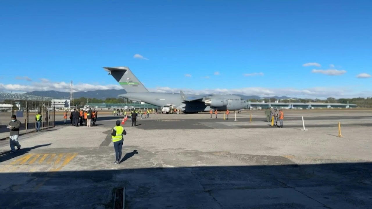 Dois aviões militares dos EUA com deportados chegam à Guatemala | AFP
