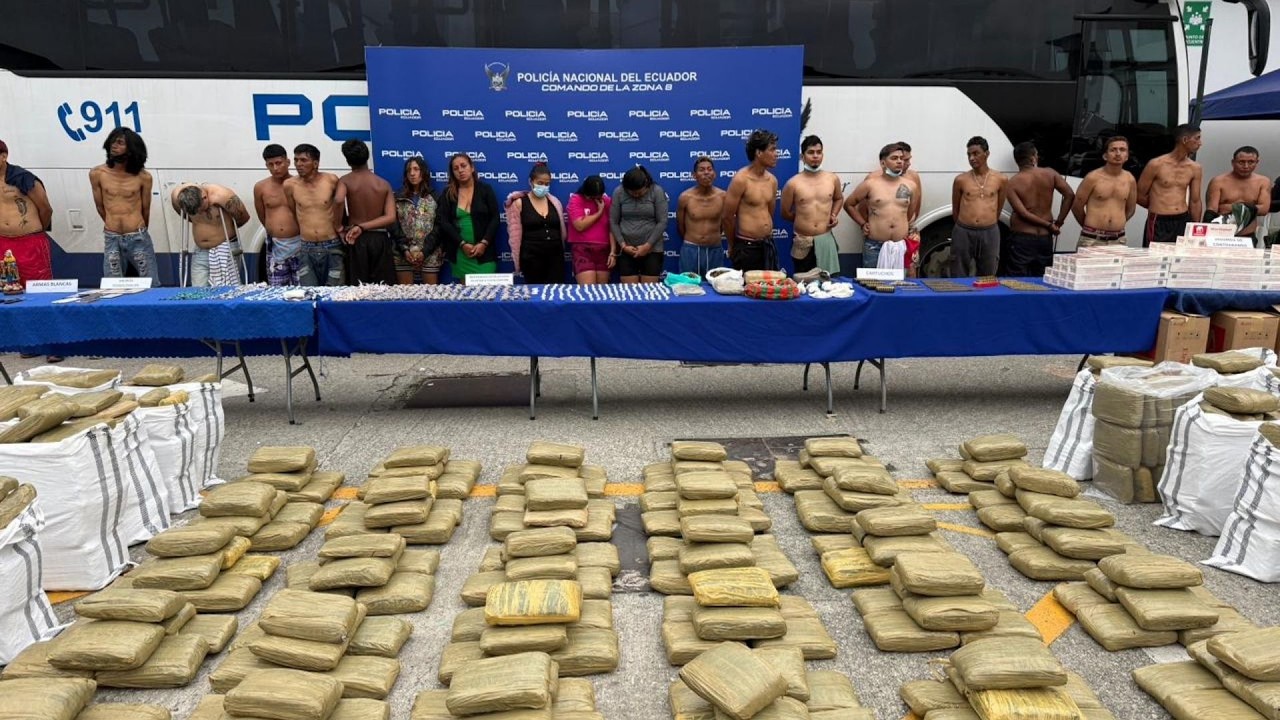 Policía incauta más de 800 paquetes de cocaína, heroína y otras drogas en operativo “Apolo 9” – 27 detenidos, incluyendo un menor y varias mujeres