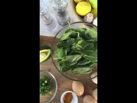 TURMERIC SCRAMBLED EGGS with Spinach and Avocado | Easy breakfast recipe
