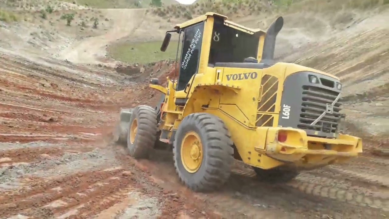 passando água do açude pro outro pra limpar com pa carregadeira VOLVO L60F parte 1
