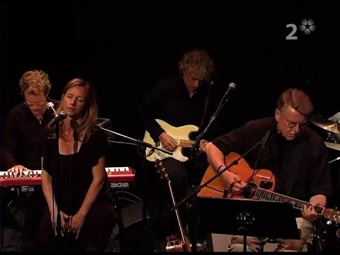 Mikael Wiehe & Ebba Forsberg -  Men Bara Om Min Älskade Väntar (Live Victoriateatern 2008)