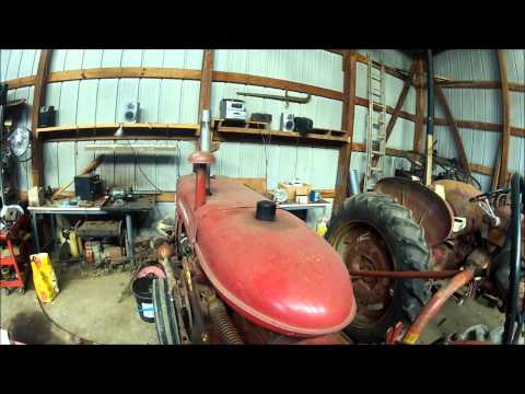 Moving the Farmalls 1963 140 and 1959 240 around. Cold start ..