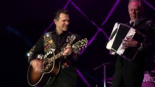 Chris Isaak&quot;Pretty Girls Don&#39;t Cry&quot; LIVE Paso Robles, CA