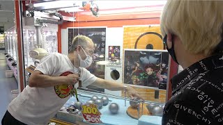 まえっさん『結構懐かしさを覚える光景やなこれ』この光景を久しぶりに見られてすごく嬉しいです! - 球詰まらせて不正攻略してたら店員出てきた?ぐるぐる回転する穴にボールをねじ込んで鬼滅の刃キャラを救出したww