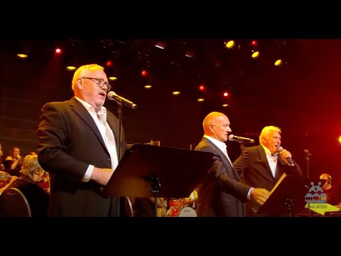 De 3 Baritons tijdens Lowlands 2016 met "Tributo"