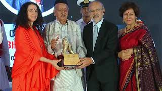 Governor conferred the Lifetime Achievement Award to Pranav Parikh;?>