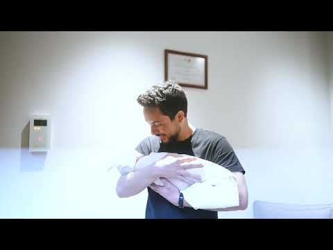 سمو الأمير الحسين بن عبدالله الثاني، ولي العهد، يؤذن في أذن مولودته، سمو الأميرة إيمان بنت الحسين