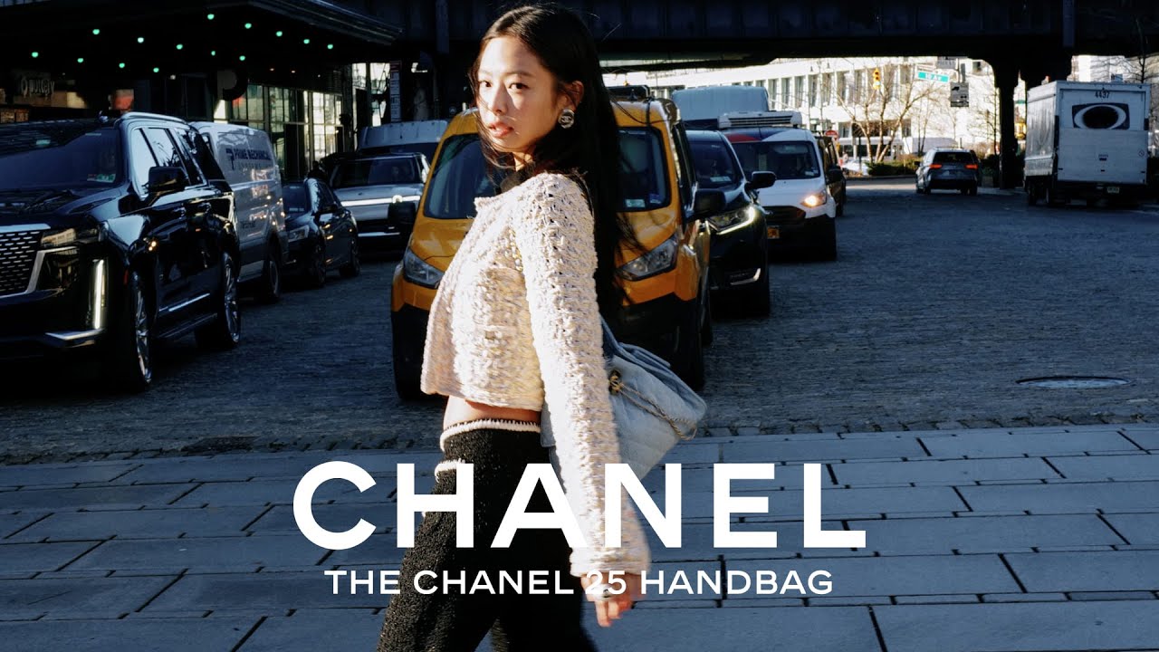 自由を体現！ BLACKPINK ジェニーがシャネルのバッグ「CHANEL 25