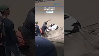 Honda Brio Nyemplung dan Terseret Arus Bengawan Solo, Ibu-ibu Belajar Nyetir, Injak Rem Keliru Gas