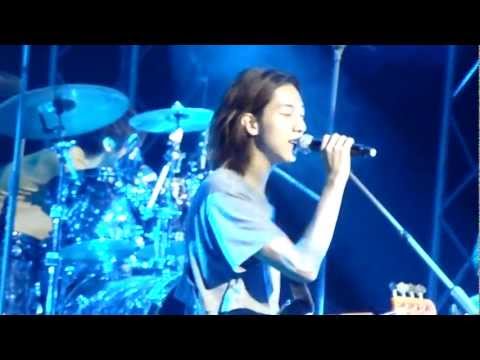 [Fancam] 120922 Jungshin & Yonghwa singing You've Fallen For Me from Heartstrings - CNBLUE In London