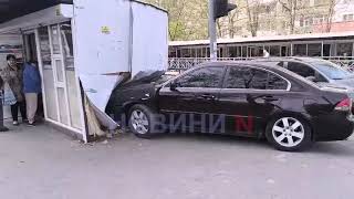 Ночью в центре Николаева водитель на «Киа» врезался в киоск и сбежал (видео)
