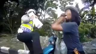 Download lagu Vidio Lucu Parodi Polisi Nangkep Orang Kebal, Ternyata Polisinya Lebih Sakti  Lucu Dan Mendidik mp3