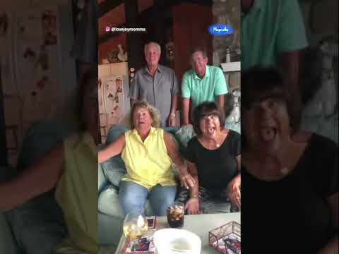 Grandparents get surprised with pregnancy announcement during picture ❤️❤️