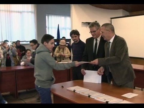 Elevii cu rezultate deosebite au fost premiaţi - novatv.ro
