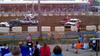 preview picture of video 'Hillsboro MO Demolition Derby 2011 - Heat 3a'