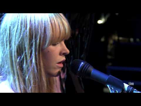 Lucy Rose - "Shiver" (eTown webisode #526)