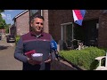 Gorkummer Fatih deelt Nederlandse vlaggen uit  aan Turkse gezinnen