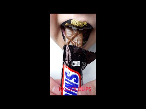 ASMR SNICKERS CHOCOLATE SATISFYING CLOSE UP MOUTH EATING SOUNDS MUKBANG #Shorts
