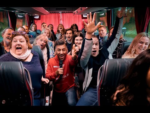 Hamburg erleben mit Humor – Die Comedy Stadtführung im Bus. Sightseeing, Live-Show & Lachgarantie