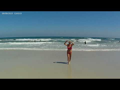 9.9.2023 Mahdia Palace beach - vlnky si pohrávají s Věrkou