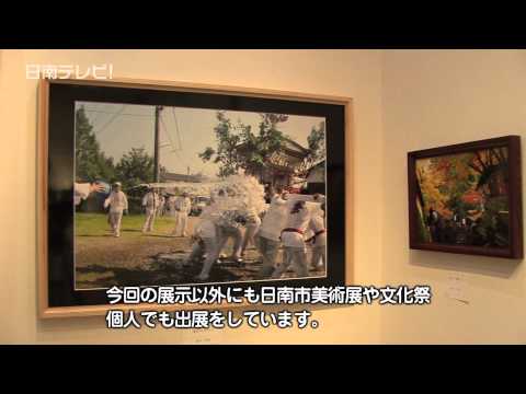 jardin-avec-piscine-forme-rectangulaire-bel-eclairage-revetement-sol-bois