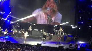 Miranda Lambert - That's The Way The World Goes Round (live at Country2Country Festival in Dublin)