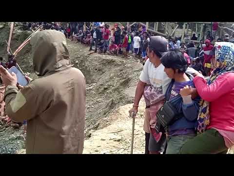 インドネシアの地滑りの後、救助者は生存者を探しています。 (Rescuers hunt for survivors after Indonesia landslide)