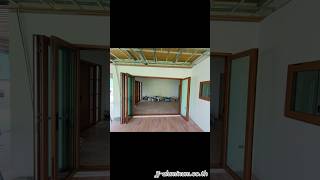 ประตูบานเฟี้ยมลายไม้สักทอง 4-3-1 พร้อมมุ้งจีบ