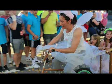 La locura se apodera de Villar de Peralonso con la carrera de autos locos  