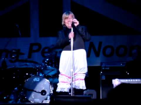 Peter Noone puts on Big Girl  panties at Penn's Peak show