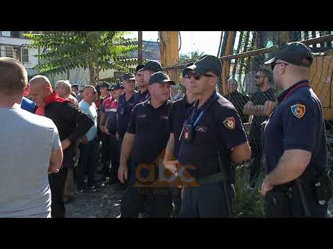 Banoret e Laprakes ne proteste per fushen e sporti | ABC News Albania