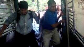 preview picture of video 'How To Get Inside a Mumbai Local At Rush Hour!!'