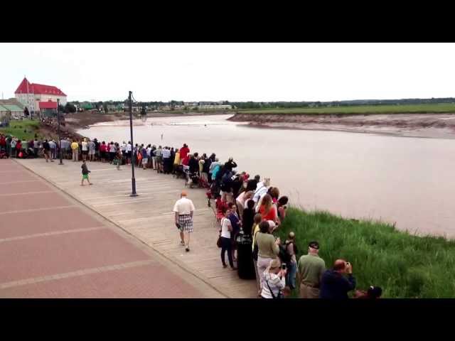 Surfers ride the Tidal Bore in Moncton / Surfeurs sur le Mascaret