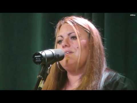 Tintér Gabriella énekel a Palatkai gálán