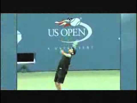 Federer returns a 140 mph Roddick serve