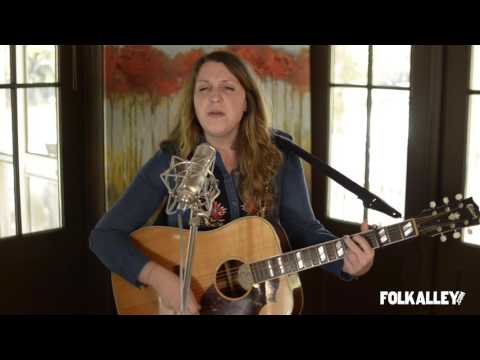 Folk Alley Sessions at 30A: Caroline Spence - "Softball"