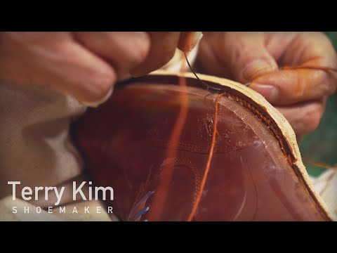 Herstellung von Wingtip-Oxford-Schuhen aus handgefärbtem Leder