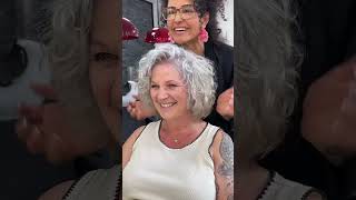 Das ist eine aufregendes Lockenkopf oder!!??Die Farbe und die locken passt ihr so gut...#greyhair