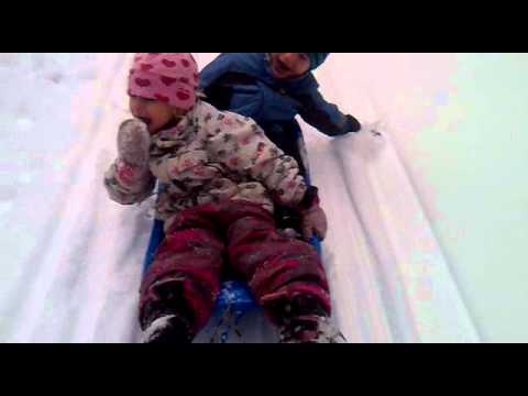 Didrik och Ella 3 år åker pulka till dagis