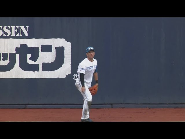 【ファーム】育成ドラフト3位のファイターズ・山口アタル 強風に流されるフライをナイスキャッチ!!  2023年4月8日 北海道日本ハムファイターズ 対 埼玉西武ライオンズ