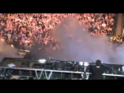 Solomun playing "Kintar & Brigado Crew - Oz-Zone" @ IMS Dalt Vila 2015