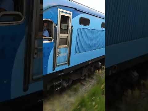 S12 935 S12 922 කොළඹ කොටුව මහනුවර සීග්‍රගාමී දුම්රිය M4 744 බංගෙ සමග කරට කර ධාවනය 2022/03/23