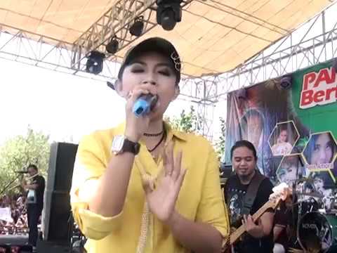 Ratna Antika & O.M Monata di Pantai Cahaya - OJO NGUBER WELAS