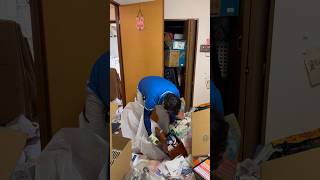 【爽快】足の踏み場もない部屋がみるみる片付く！プロのスピード作業 #shorts