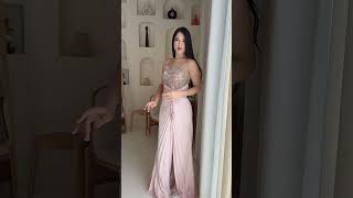 فستان وردي ناعم مطرز وطيات فاخرة