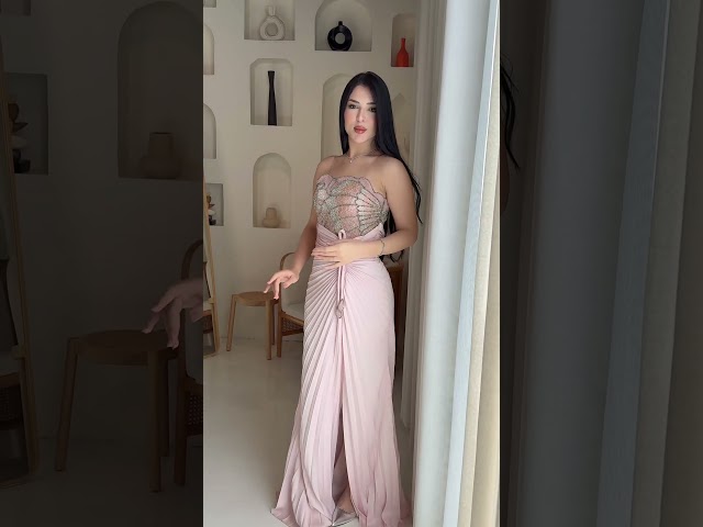 فستان وردي ناعم مطرز وطيات فاخرة