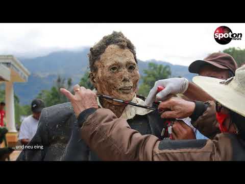 Fotos mit Leichen - Dieses Volk gräbt seine Toten immer wieder aus!