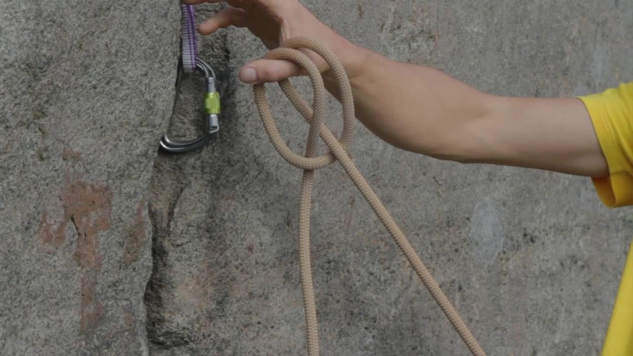 How to tie a clove hitch - YouTube